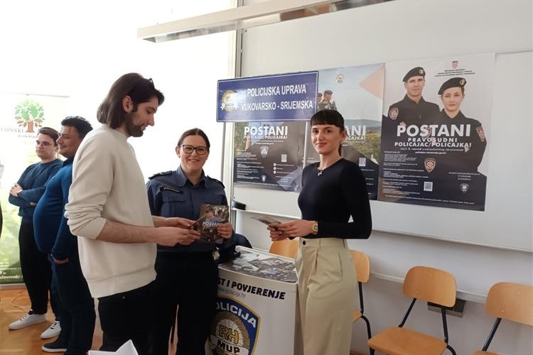 Slika /PU_VS/O nama-fotke/Postani policajac policajka.jpg